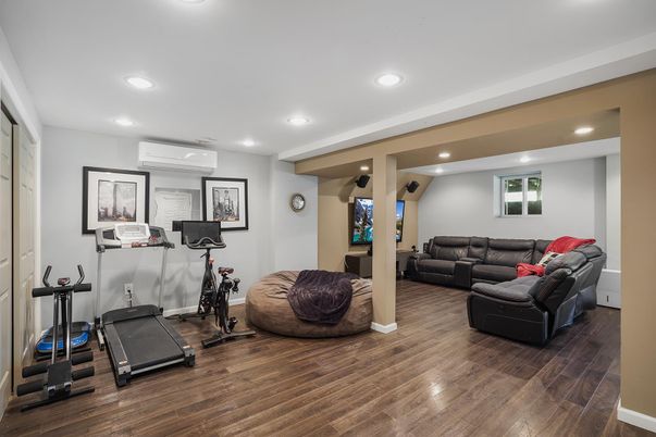 Fitness Equipment, Interior, Living room, Recessed Lighting, Wood Texture Flooring