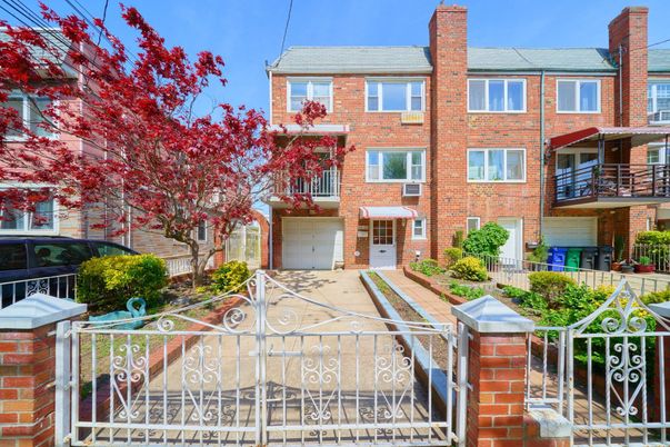 Attached, Exterior, Facade, Brick Facade, Rowhouse