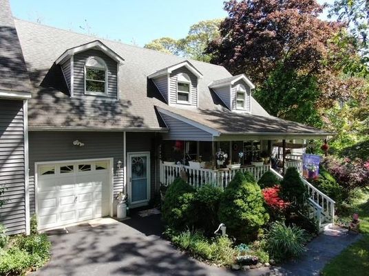 Attached, Exterior, Facade, Cape Cod