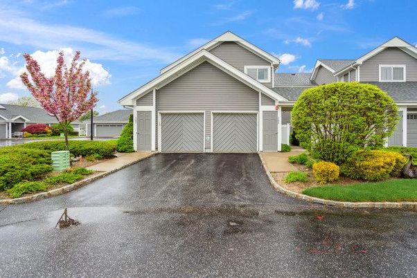 Attached, Exterior, Facade, American Craftsman