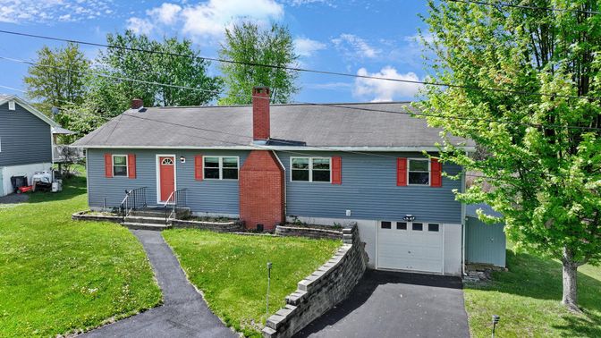 Attached, Exterior, Facade, Cape Cod