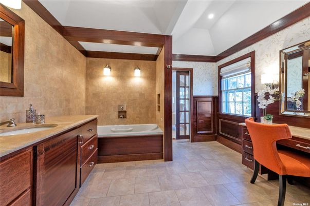Bathroom, Dual Sink Vanities, Interior, Recessed Lighting