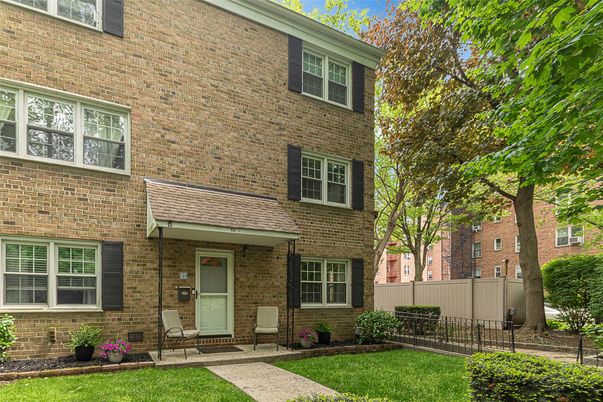 Exterior, Facade, Brick Facade, Rowhouse