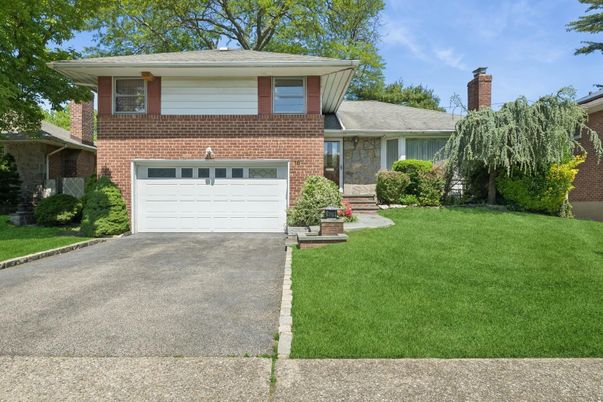 Attached, Exterior, Facade, Brick Facade, Split Level
