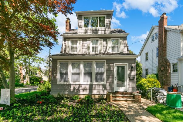 Exterior, Facade, American Foursquare