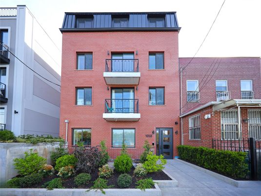 Exterior, Facade, Brick Facade, Rowhouse