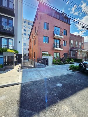 Exterior, Facade, Brick Facade, Rowhouse
