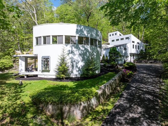 Backyard, Exterior, Facade, Modern