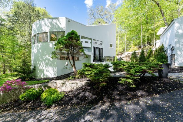Backyard, Exterior, Facade, Modern