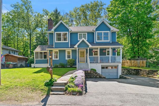 Attached, Exterior, Facade, Queen Anne Victorian