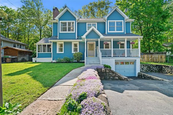 Attached, Exterior, Facade, Queen Anne Victorian