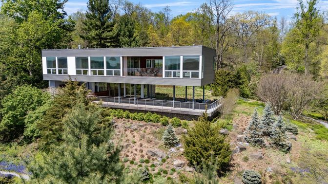 Backyard, Exterior, Facade, Raised Ranch