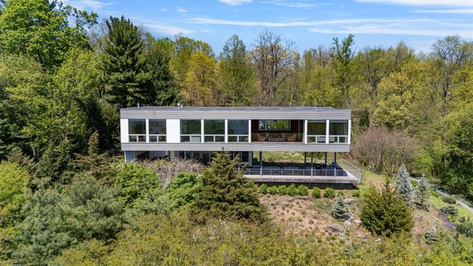 Exterior, Facade, Raised Ranch