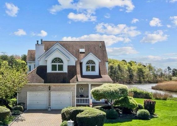 Attached, Exterior, Facade, Cape Cod