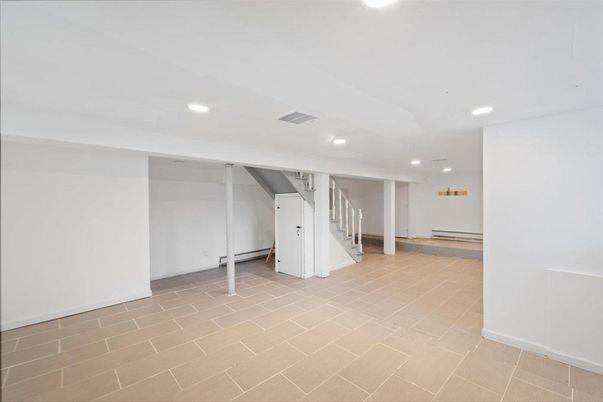 Empty room, Interior, Recessed Lighting