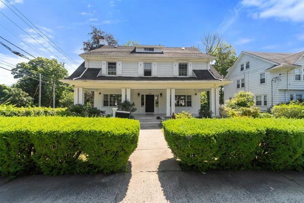 Exterior, Facade, American Foursquare