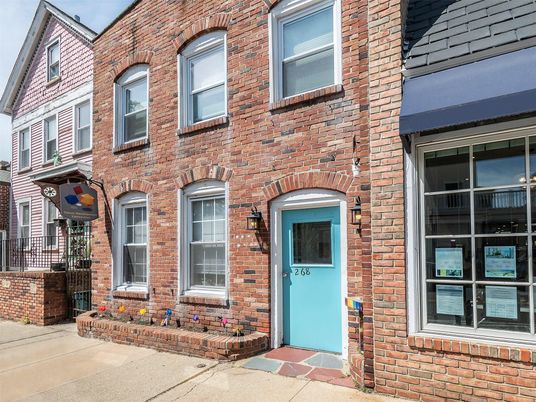 Exterior, Facade, Brick Facade, Rowhouse