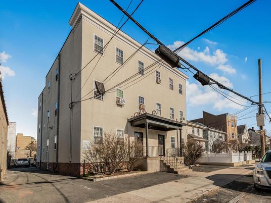 Exterior, Facade, Rowhouse