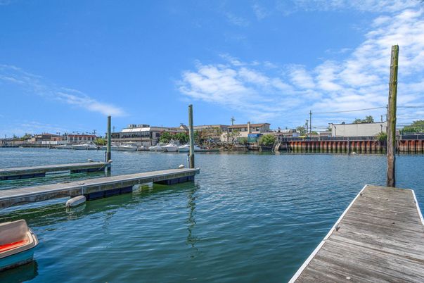 Exterior, Lake