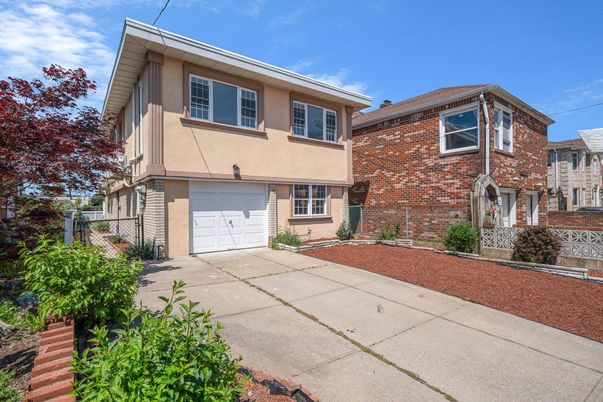 Attached, Exterior, Facade, Brick Facade, Split Level