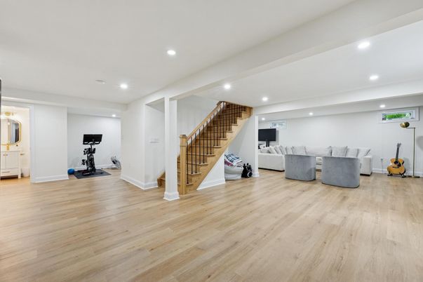 Fitness Equipment, Interior, Living room, Recessed Lighting, Wood Texture Flooring