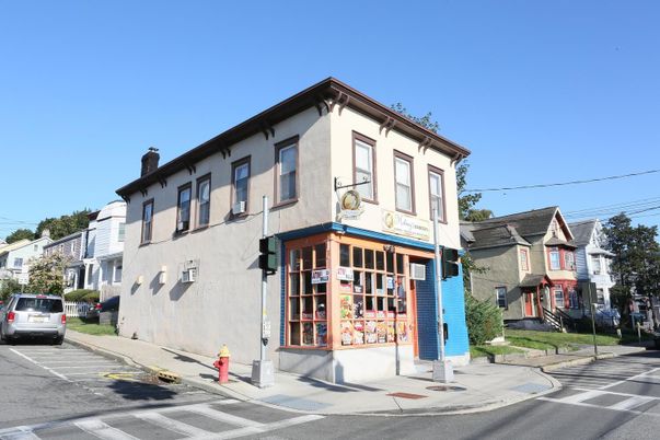 Exterior, Facade, Modern