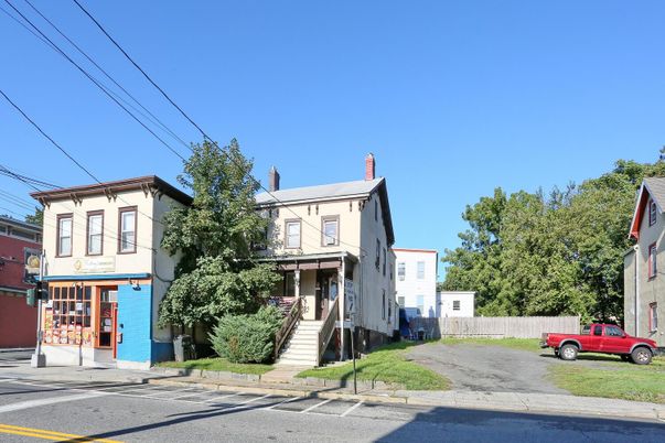 Exterior, Facade, American Foursquare
