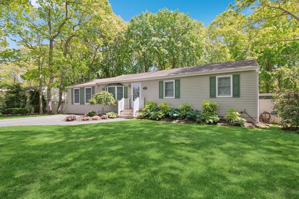 Exterior, Facade, Ranch
