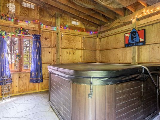 Hot Tub, Interior, Wooden Walls