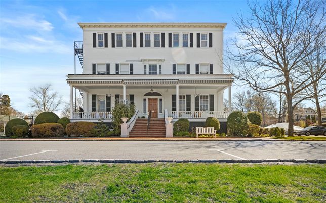 Exterior, Facade, American Foursquare