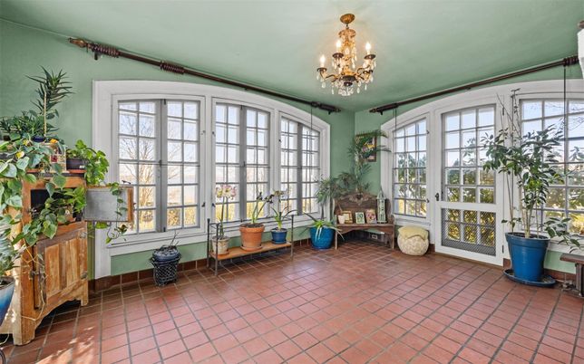 Chandelier, Interior