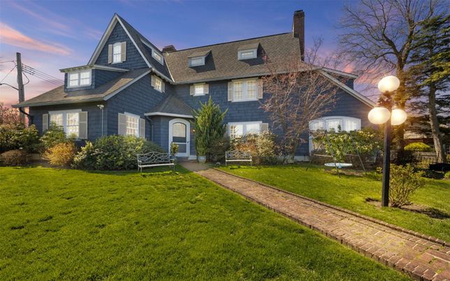 Exterior, Facade, Queen Anne Victorian