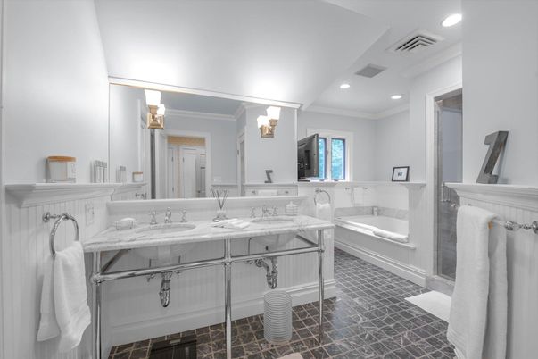 Bathroom, Dual Sink Vanities, Interior, Recessed Lighting