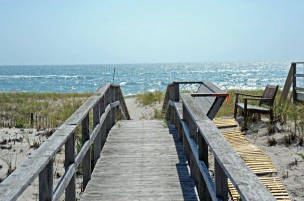 Exterior, Lake