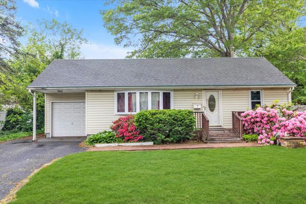Attached, Exterior, Facade, Cape Cod