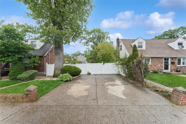 Exterior, Facade, Brick Facade, Cape Cod