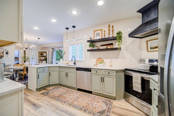 Chandelier, Dining room, Interior, Kitchen, Pendant Lights, Recessed Lighting, Stainless Steel Appliances, Wood Texture Flooring