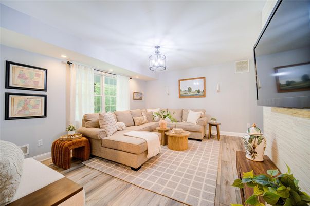Interior, Living room, Pendant Lights, Recessed Lighting, Wood Texture Flooring