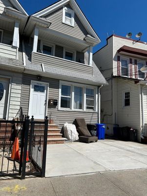 Exterior, Facade, Queen Anne Victorian