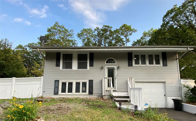 Attached, Exterior, Facade, Raised Ranch