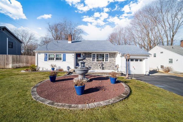Attached, Exterior, Facade, Cape Cod