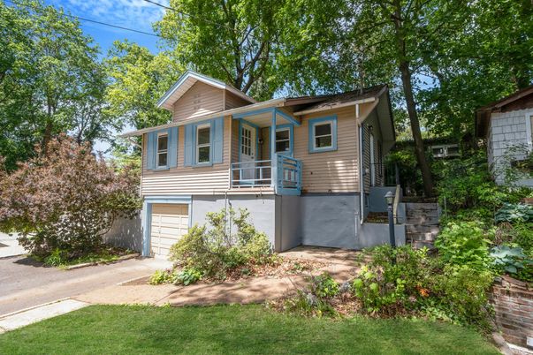 Attached, Exterior, Facade, American Foursquare
