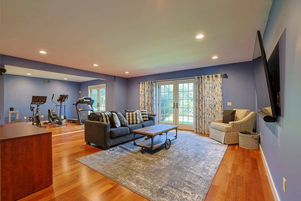 Fitness Equipment, Interior, Living room, Recessed Lighting, Wood Texture Flooring