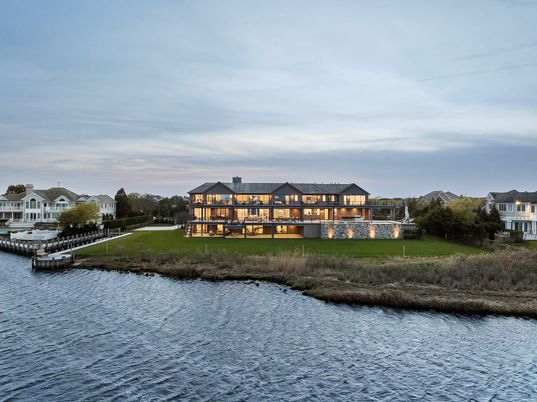 Exterior, Lake