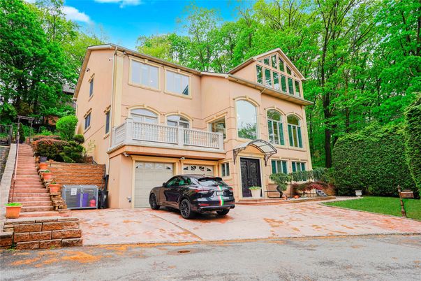 Attached, Exterior, Facade, Brownstone