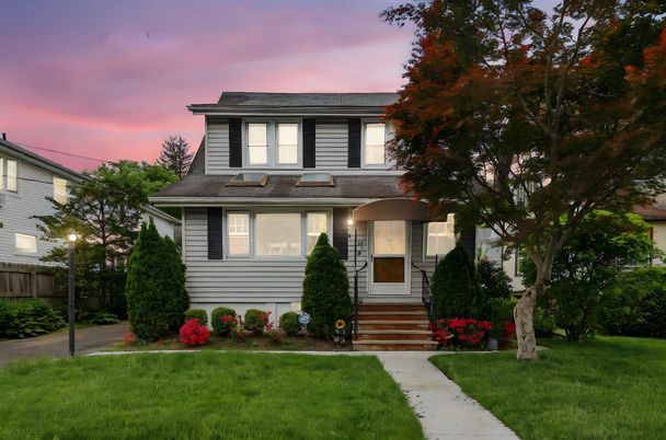 Exterior, Facade, American Foursquare