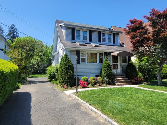 Exterior, Facade, American Foursquare
