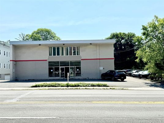 Exterior, Facade, Modern