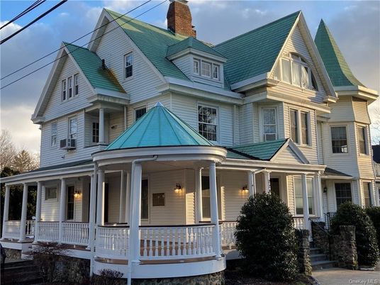 Exterior, Facade, Queen Anne Victorian