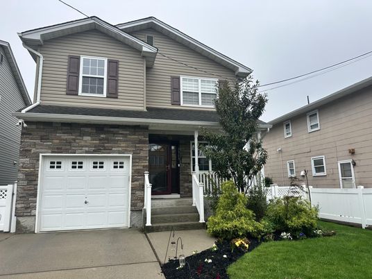 Attached, Exterior, Facade, American Craftsman